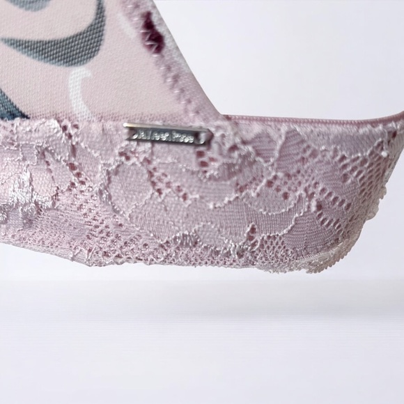 La Vie En Rose
Lace And Mesh Bralette M - Picture 8 of 10